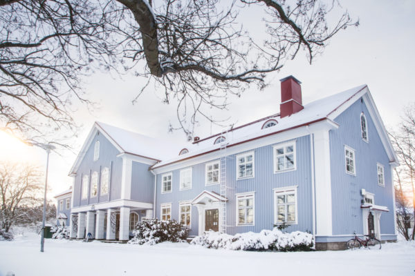 Sininen Kartanorakennus talvella.