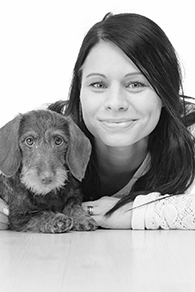 Potrettikuva naisesta ja koirasta.