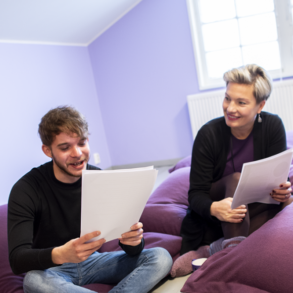 Kirjoittamisen koulutus Tampere: Kuvassa opiskelua AhlmanEdun kirjoittajalinjalla.