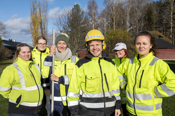 Viheralan ammattitutkinto ja puutarhurin koulutus Tampereella. Kuvassa Puutarhuriopiskelijoita AhlmanEdulla.