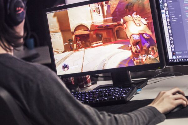 Nuori henkilö pelaa pc:llä.