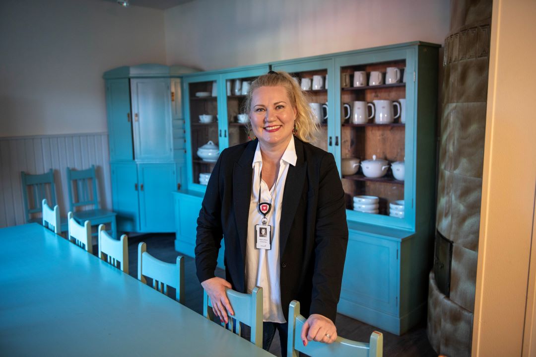 AhlmanEdun toimitusjohtaja Taina Ketola AhlmanEdun kartanorakennuksen sisällä.