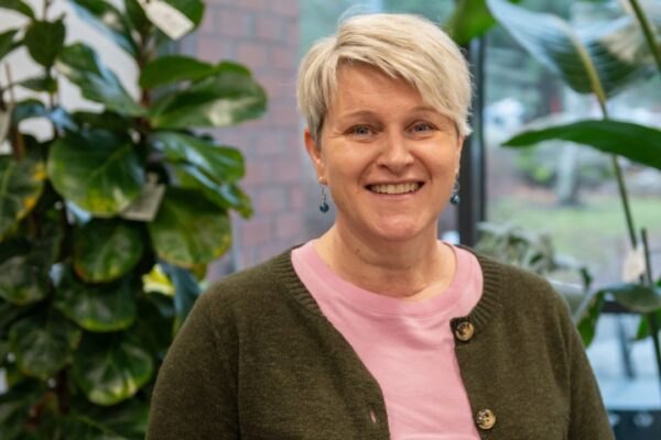 AhlmanEdun puutarha-alan opettaja Piia Harsu.