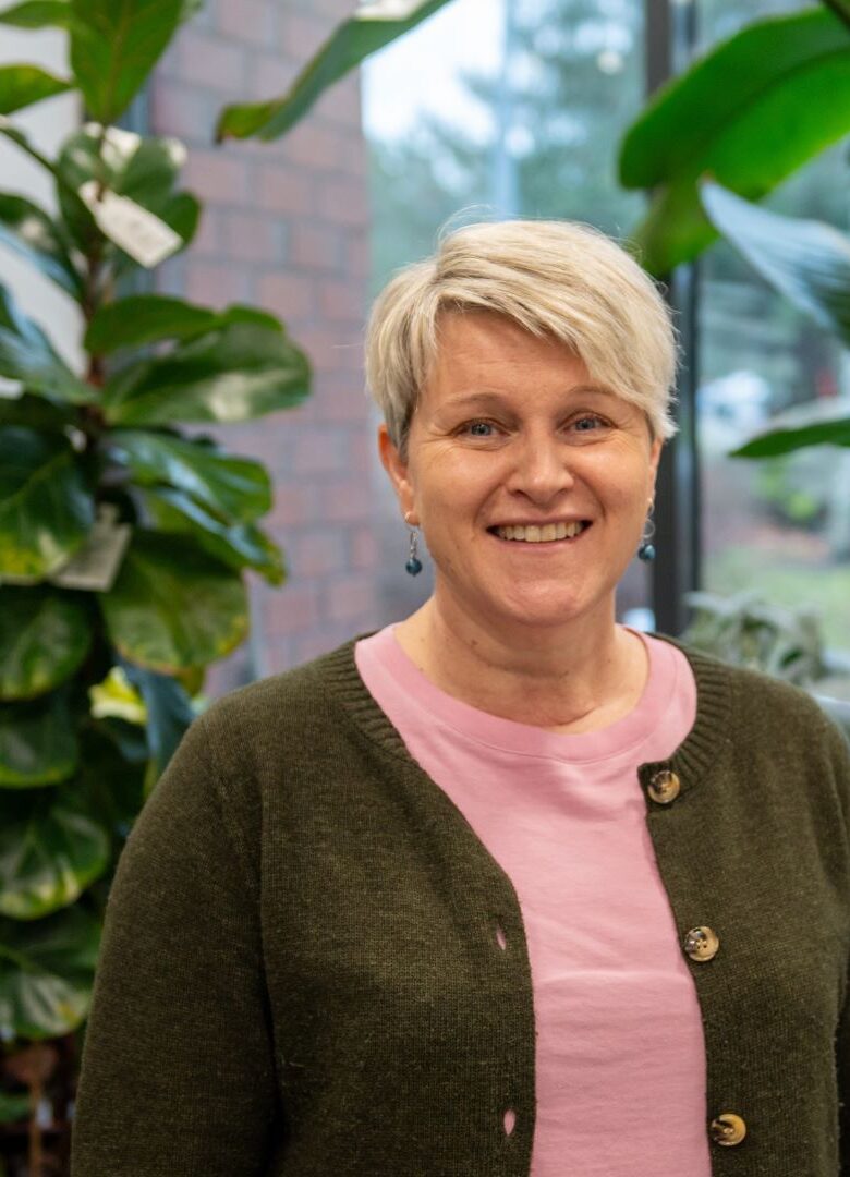 AhlmanEdun puutarha-alan opettaja Piia Harsu.