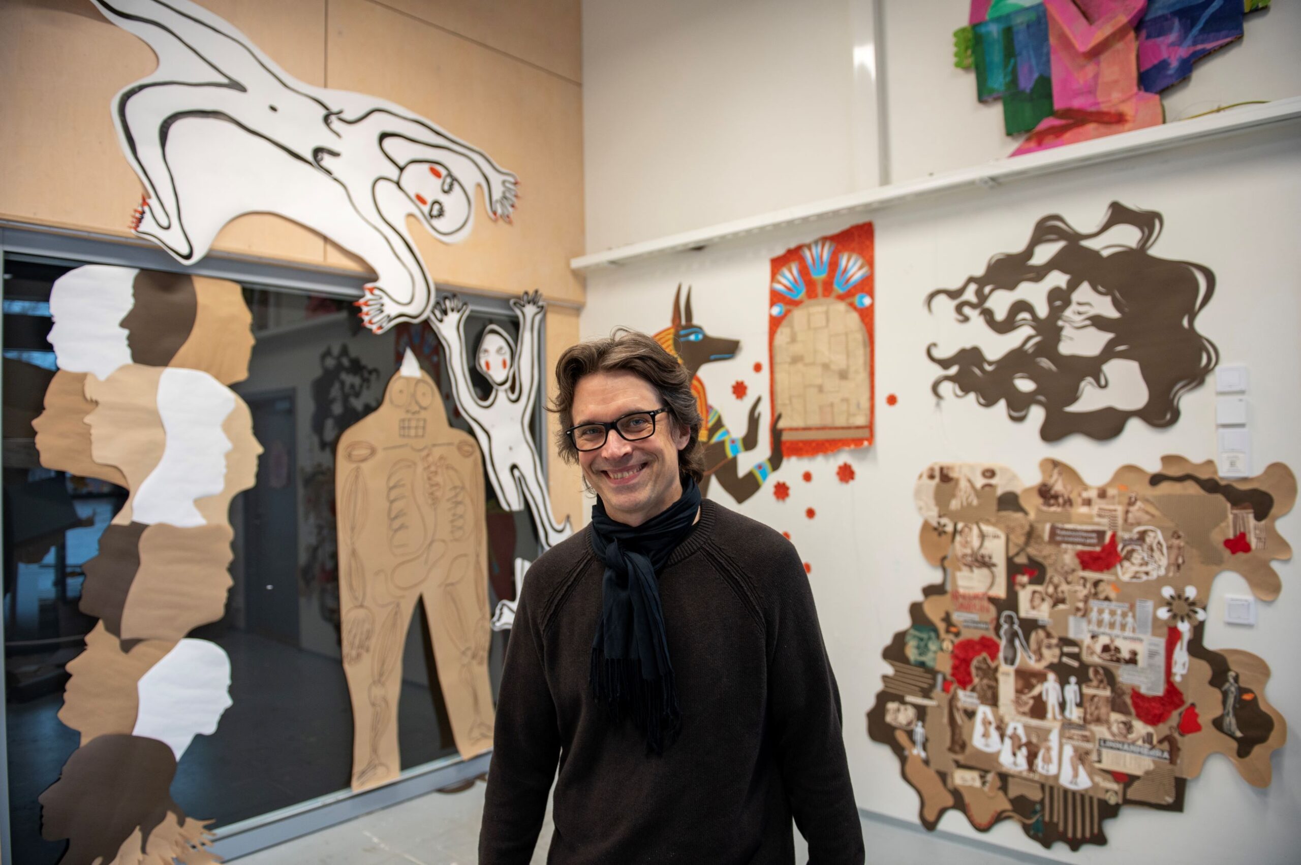 AhlmanEdun kuvataidenlinjan opettaja Mikko Kallio .